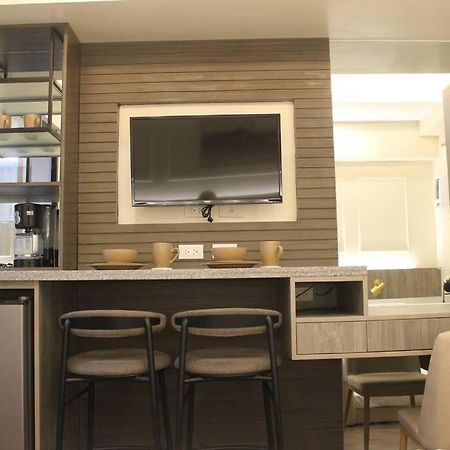 Condo Near Ayala Cebu City W Wifi Balcony Exterior photo