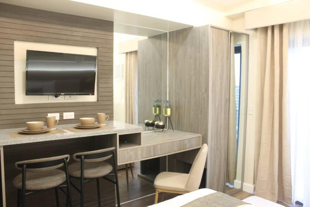 Condo Near Ayala Cebu City W Wifi Balcony Exterior photo