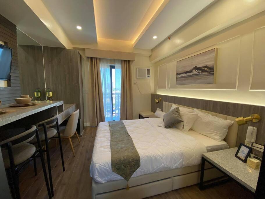 Condo Near Ayala Cebu City W Wifi Balcony Exterior photo