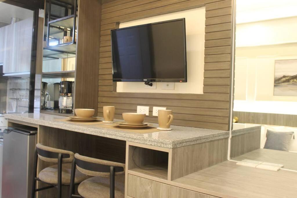 Condo Near Ayala Cebu City W Wifi Balcony Exterior photo