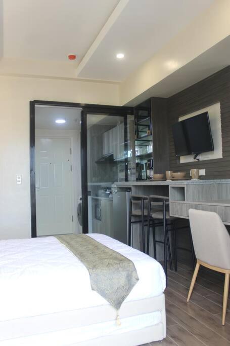 Condo Near Ayala Cebu City W Wifi Balcony Exterior photo
