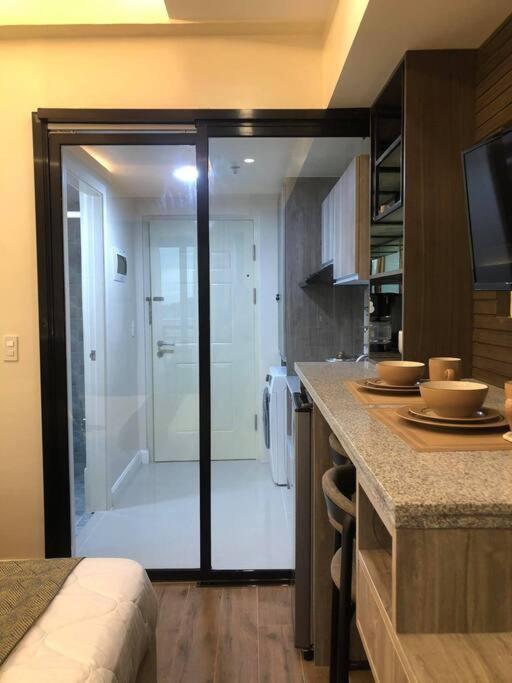 Condo Near Ayala Cebu City W Wifi Balcony Exterior photo