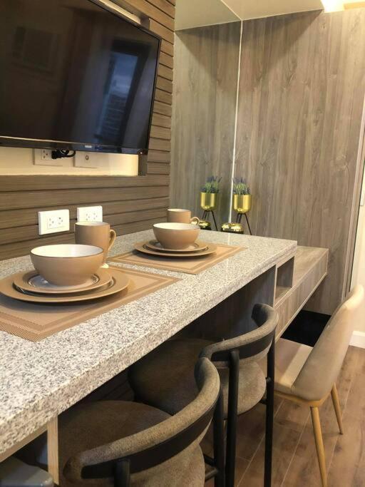 Condo Near Ayala Cebu City W Wifi Balcony Exterior photo