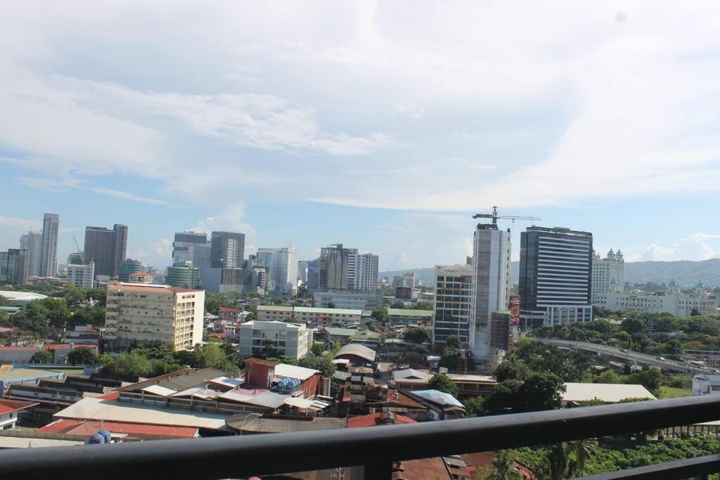 Condo Near Ayala Cebu City W Wifi Balcony Exterior photo