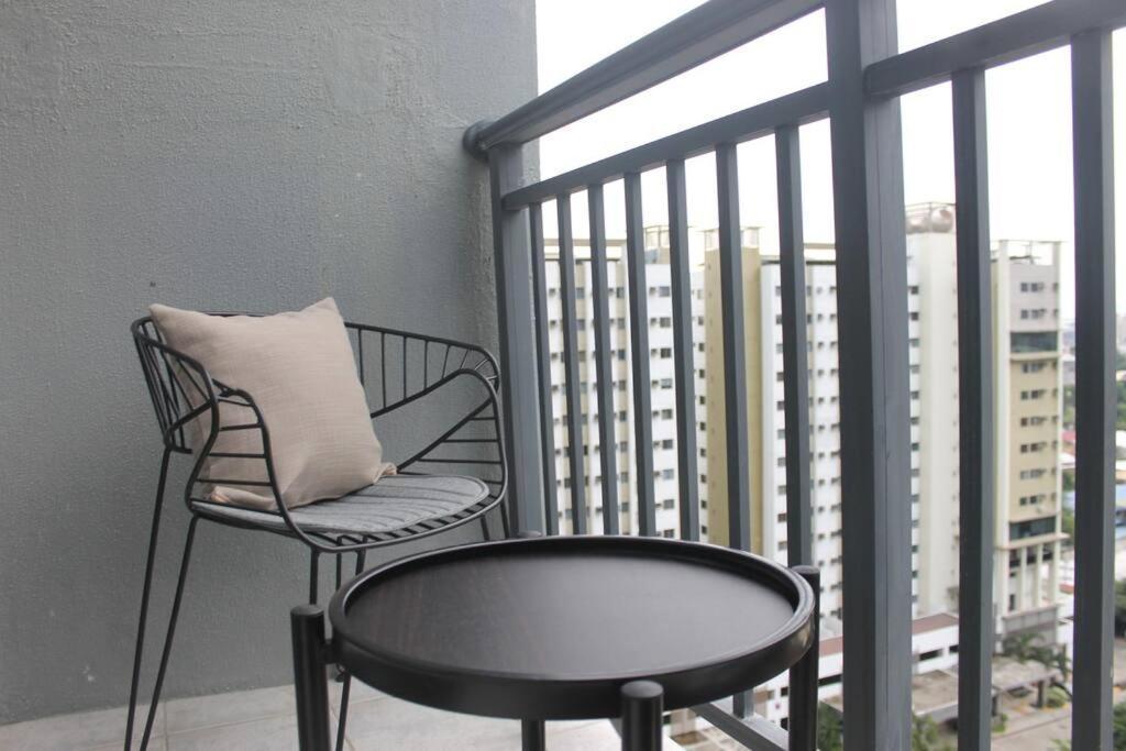 Condo Near Ayala Cebu City W Wifi Balcony Exterior photo